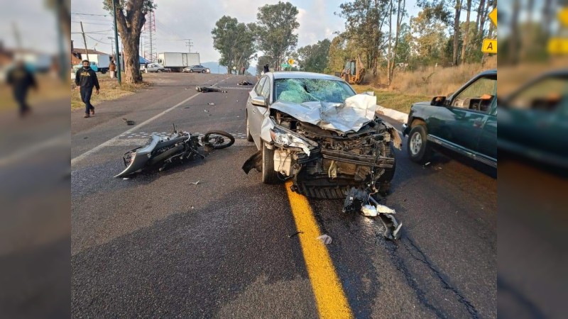 Muere mujer, tras impactar su moto contra auto, en Morelia 