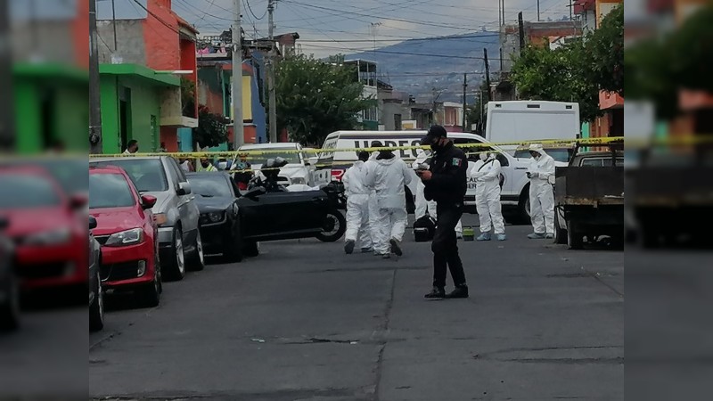 Ultiman a tiros a hombre dentro de auto de lujo, en Morelia 