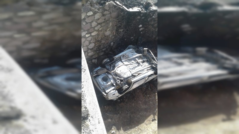 Mueren 2 personas, tras calcinarse dentro de un auto, luego de volcarse 