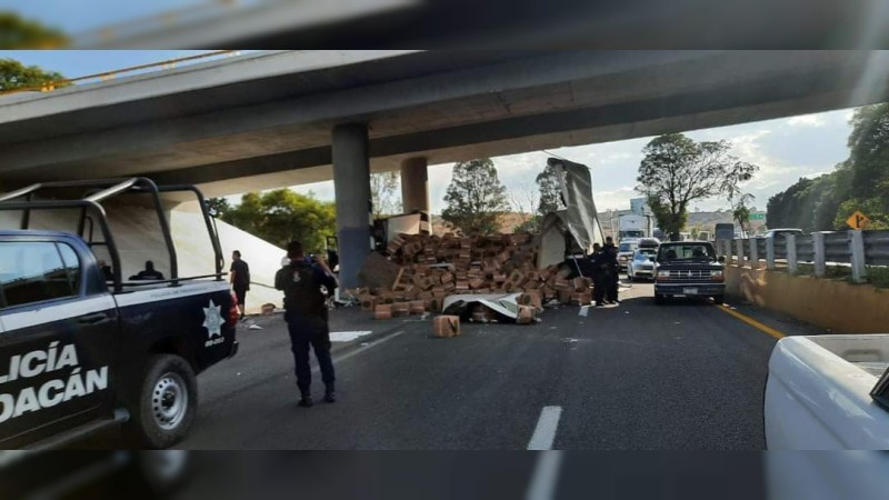 Choque-volcadura, en la Morelia-Salamanca deja 6 heridos