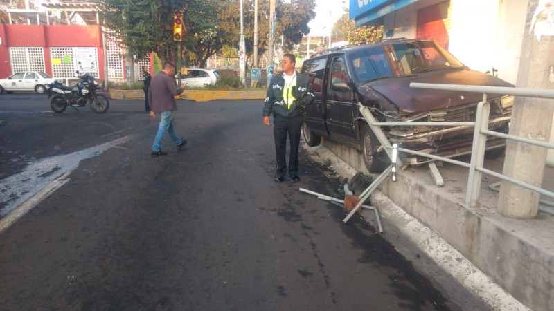 Choca camioneta y termina arriba de una banqueta, en Morelia 