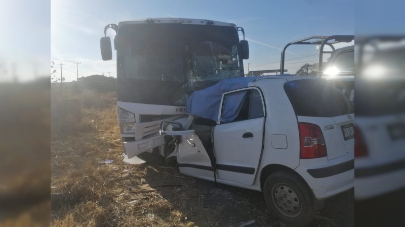 Choque frontal entre camión y auto, deja 2 muertos, en Vista Hermosa 