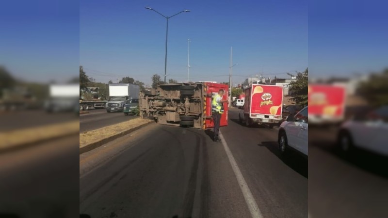 Vuelca camión de Coca Cola en la salida a Charo