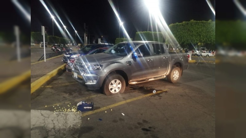 Balean camioneta en Plaza Las Américas, conductor sobrevive