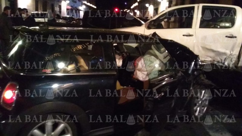 Ebrio estrella Mini Cooper contra tres autos de diputados, sobre la Madero