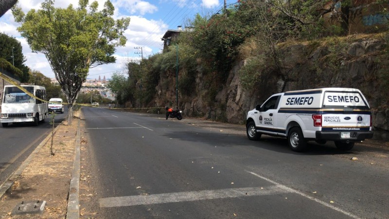 Muere motociclista al derrapar frente a Casa de Gobierno