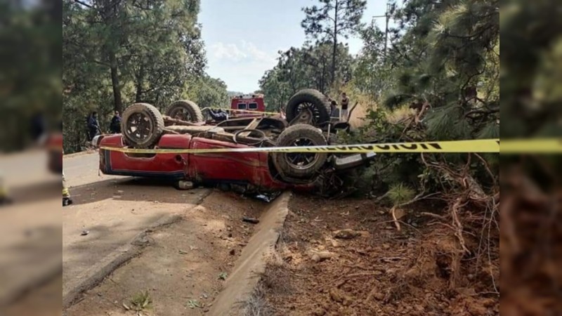 Muere al volcar camioneta en la que viajaba