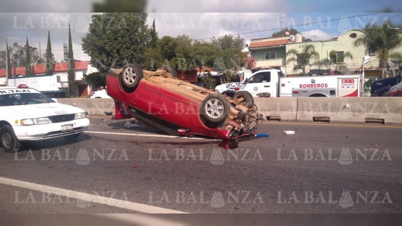 Vuelca auto en la Morelia-Pátzcuaro; hay 1 herido 