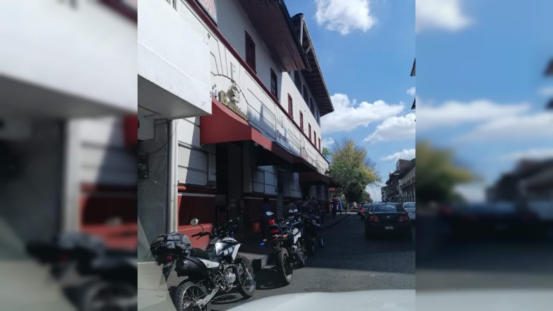 A plena luz del día, comando atraca a comensales de restaurante, en Uruapan 