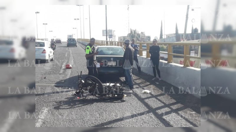 Motociclista se estampa contra carro, en Morelia