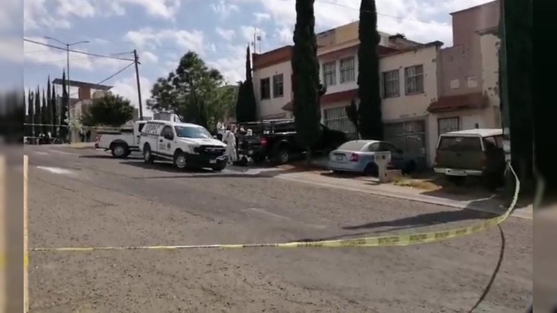 A plena luz del día, sicario balea a 2 personas, en Morelia; hay una mujer muerta 