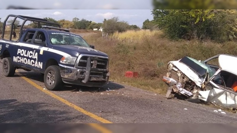 Chocan patrulla y camioneta, en Huetamo; hay 1 muerto y 4 heridos 