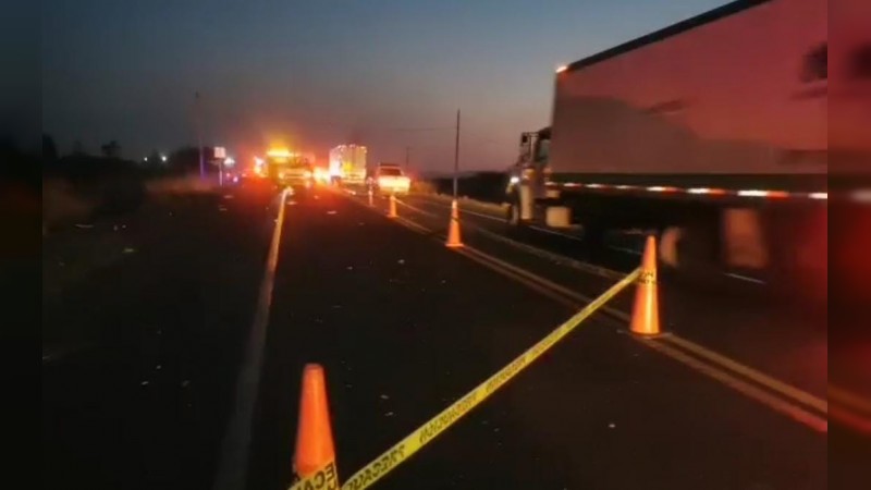 Tráiler arrolla y mata a motociclista, en La Piedad 