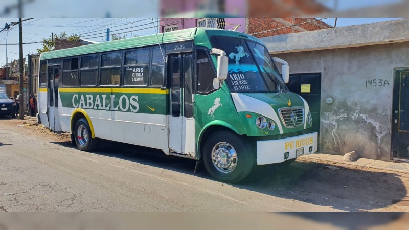 Atacan a balazos a 2 choferes del transporte público, uno muere