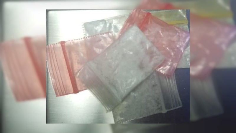 Atrapan a 2 presuntos tiradores de droga, en Zitácuaro 