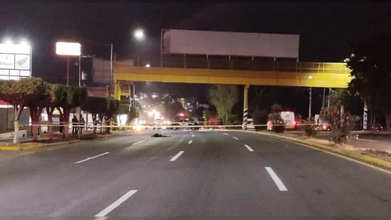 Debajo de puente peatonal, atropellan a un hombre y muere