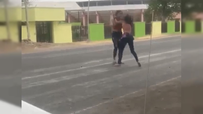 Jovencitas se enfrentan a golpes, ante más risas de sus “amigos”, en Apatzingán 