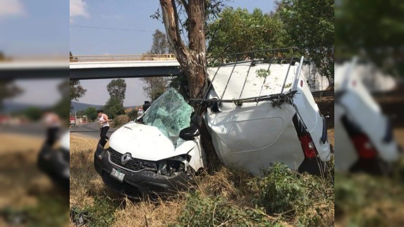 Mueren en 2 tras chocar contra árbol, en la Morelia-Pátzcuaro 