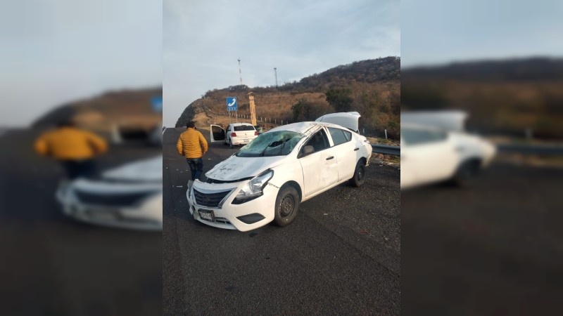 Vuelca auto, en la autopista de Occidente 