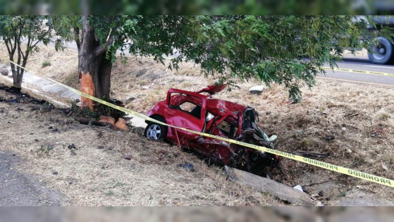 Una mujer muerta y 1 herido, saldo de choque en la Morelia-Pátzcuaro 