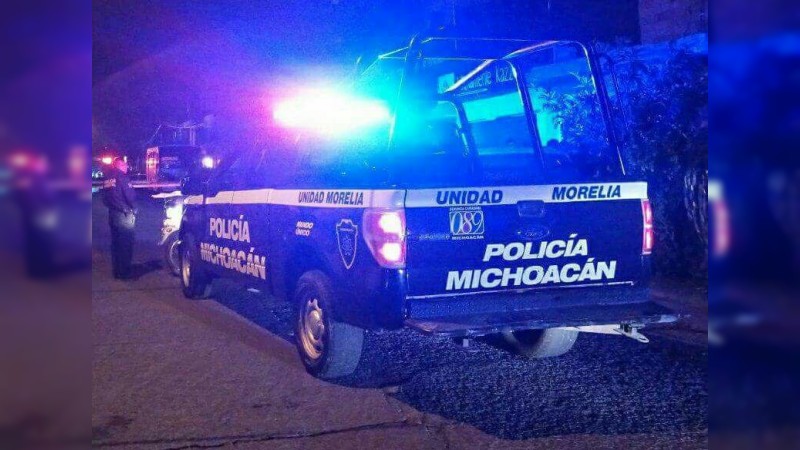 Sujetos armados tiran cadáver semidesnudo, en calles de Uruapan