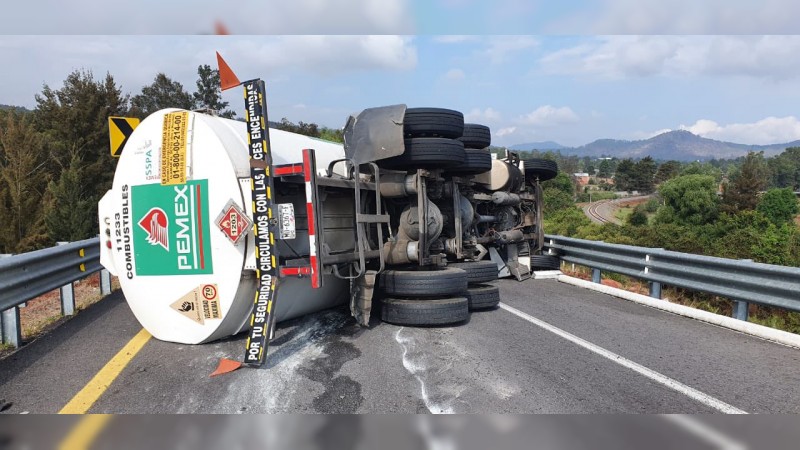 Vuelca pipa de Pemex, en la autopista Pátzcuaro-Cuitzeo 