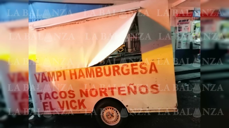 Conductor se estrella contra puesto de hamburguesas, en Morelia 