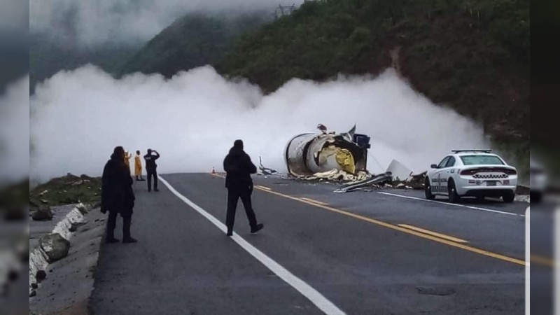 Cierre de la autopista Siglo 21, por volcadura de pipa  