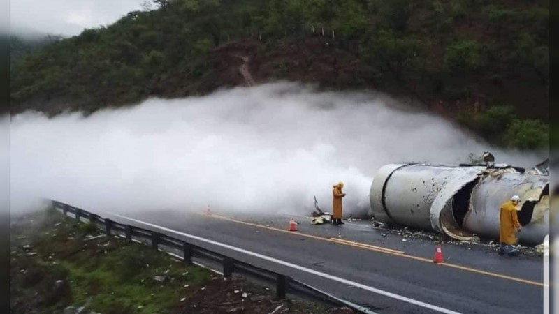 Cierre de la autopista Siglo 21, por volcadura de pipa  