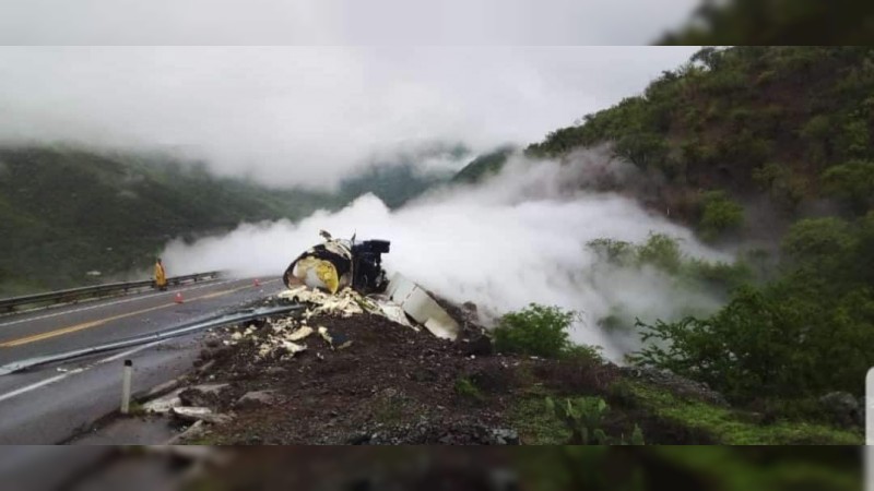 Cierre de la autopista Siglo 21, por volcadura de pipa  