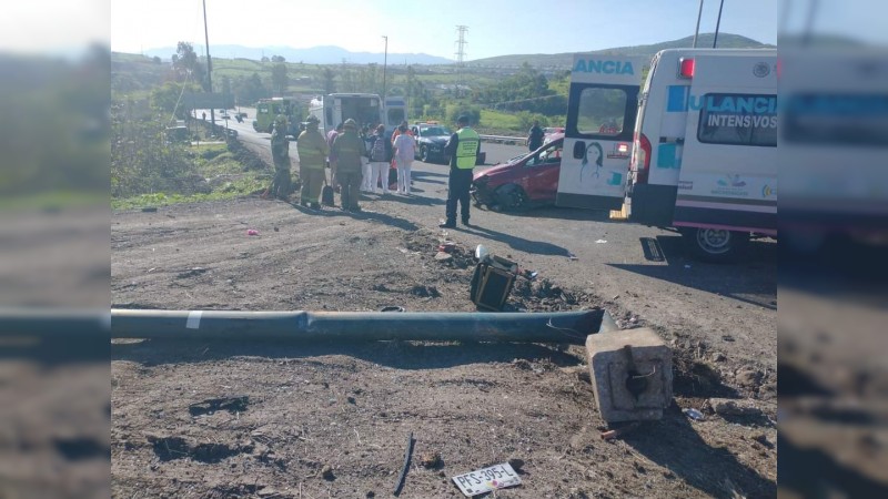 Vuelca vehículo en la salida a Charo; hay 2 heridos