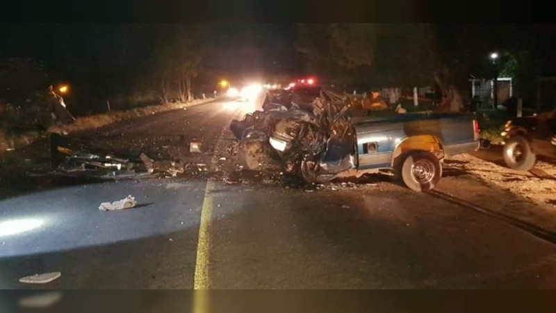 Tres muertos y 2 heridos, en choque de camionetas, en Los Reyes 