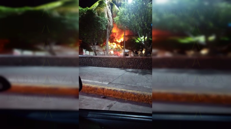 Arde local, en pleno Centro de Apatzingán; investigan las causas del siniestro   