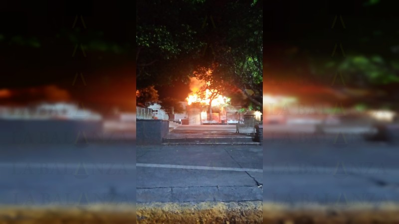 Arde local, en pleno Centro de Apatzingán; investigan las causas del siniestro   