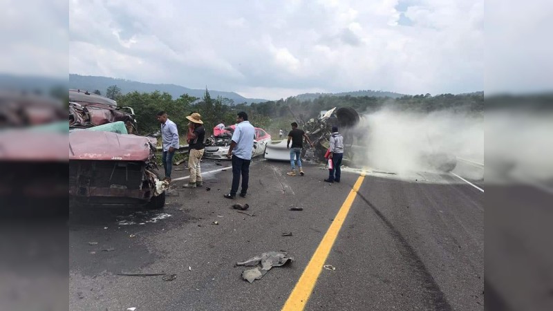 Choque en la Siglo 21 deja 2 muertos y 10 heridos  