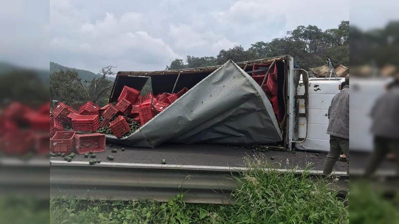 Choque en la Siglo 21 deja 2 muertos y 10 heridos  