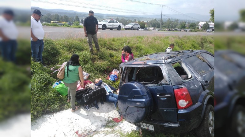 Tres heridos, saldo de una volcadura, en la carretera Morelia-Pátzcuaro 